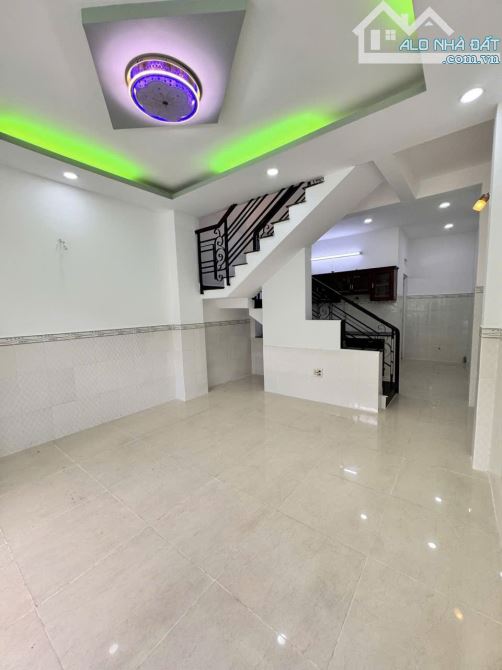 Bán nhà hẻm xe hơi Âu Dương Lân Quận 8, DT42m2, 2 tầng , chủ gấp bán trước tết.