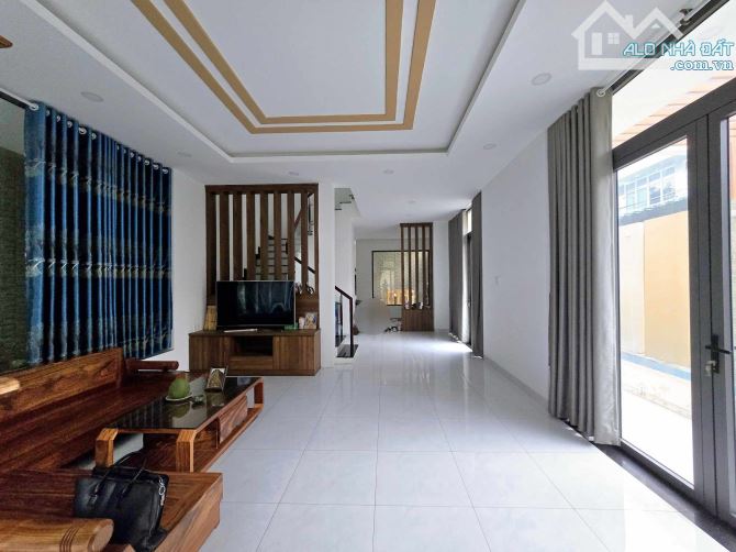 Bán gấp VILLA 2 Mặt Tiền - CẠNH KĐT PHÚ MỸ HƯNG - 200M2 (10x20) - View công viên - 10