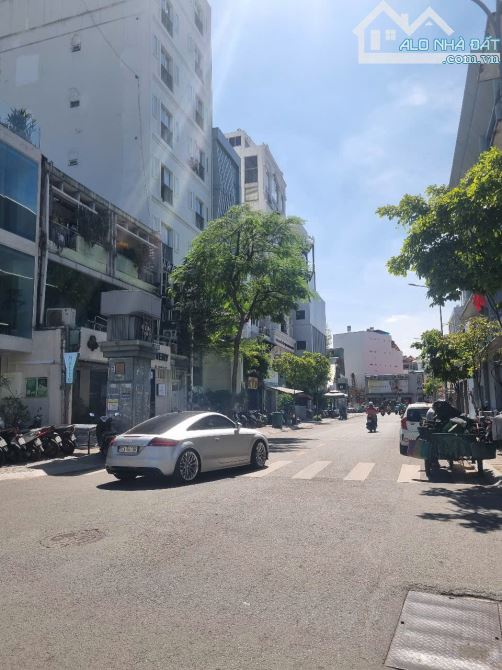 Bán căn nhà góc 2MT Trần Quang Khải, Q1. Dt: 5x20m, Kc: trệt 3 lầu, HĐT: 150tr/th. Gía: 54 - 1