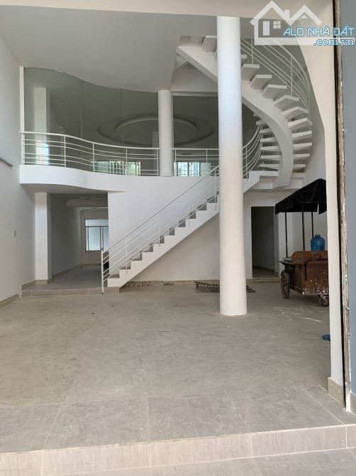 CHỊ CẦN BÁN MẶT TIỀN TRƯƠNG CÔNG ĐỊNH GIÁ RẺ (160M2 7X24) NỞ HẬU SỔ HỒNG HOÀN CÔNG 100% - 1