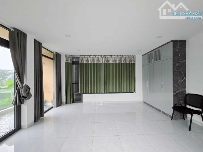 Bán gấp VILLA 2 Mặt Tiền - CẠNH KĐT PHÚ MỸ HƯNG - 200M2 (10x20) - View công viên - 12