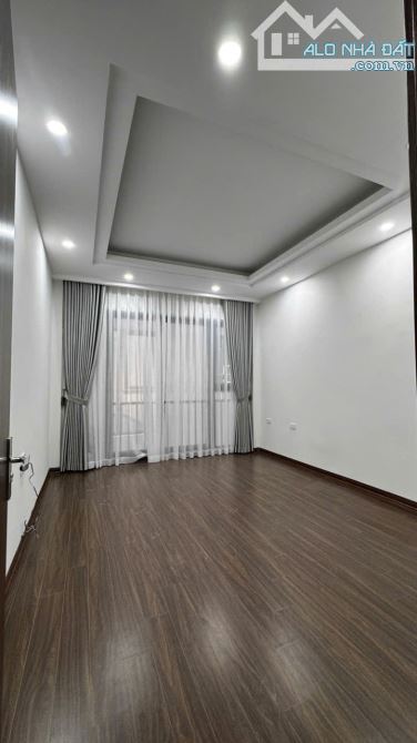 Phân Khúc Hiếm Nhà - 30m2 5 Tầng - 10m Ra Công Viên Bồ Đề- Trung Tâm Long Biên. - 2