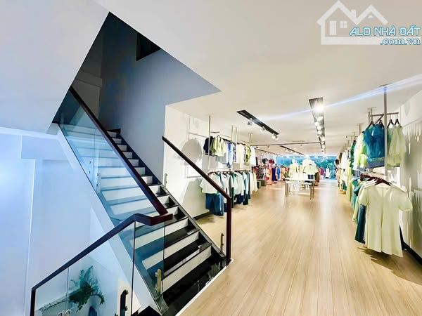 Cho thuê showroom 215 Hai Bà Trưng, Q1. Dt: 7,5x24m, Kc: trệt 2 lầu. Gía 250tr - 2