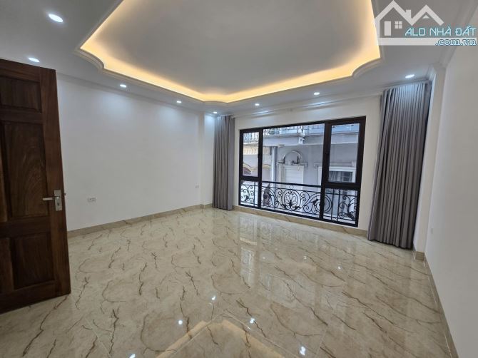 Thiên nga vàng ! Đường Bưởi 42m2, thang máy, 20m ôtô dừng đỗ, đẹp long lanh, MT rộng 5m