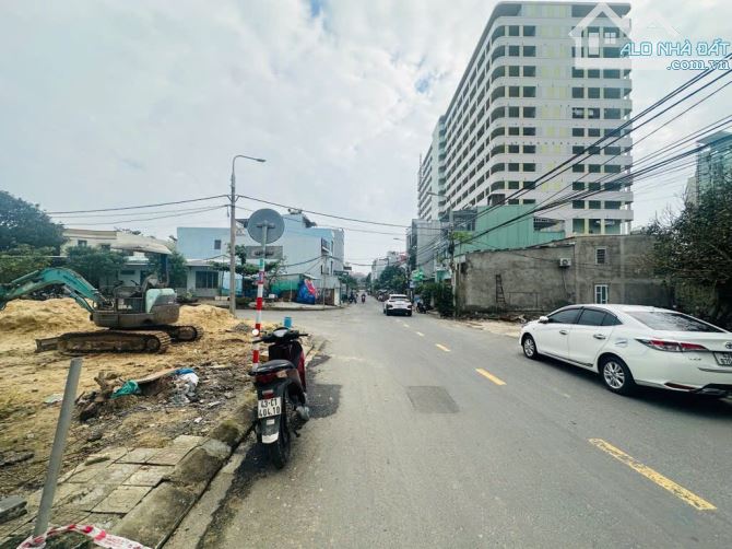 BÁN ĐẤT TẶNG NHÀ 3 TẦNG DT KHỦNG 130M2 NGANG 8M4 NỞ HẬU ĐƯỜNG K20 CHỈ NHỈNH 8 TỶ