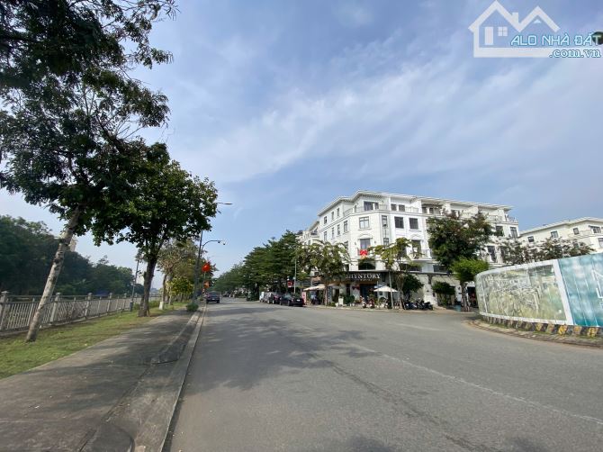 Bán nhà mặt phố giá tốt tại Lakeview City, Đường R, Phường An Phú, Quận 2, 32 tỷ, 200m2 - 2