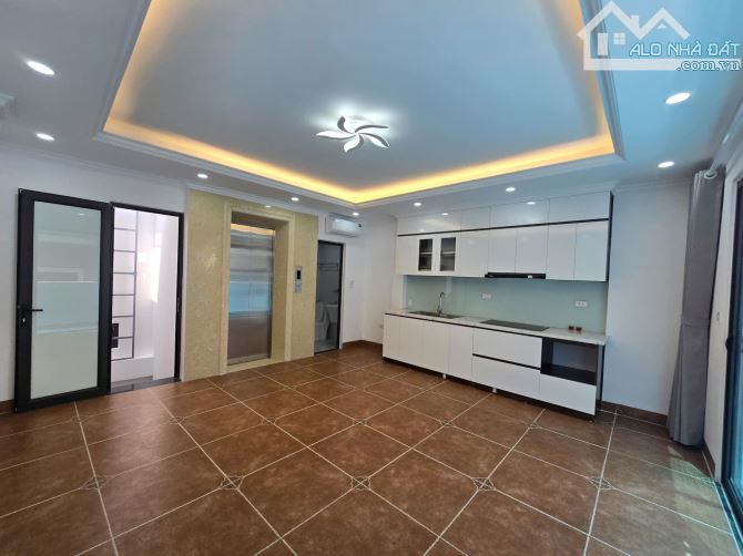 Thiên nga vàng ! Đường Bưởi 42m2, thang máy, 20m ôtô dừng đỗ, đẹp long lanh, MT rộng 5m - 3