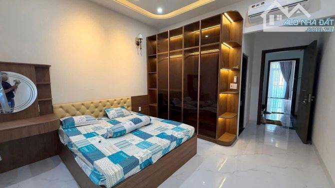 Bán nhà 4 Tầng Nhỉnh 5Tỷ DT: 75m2 Đường 12m xe hơi Qua mặt có vĩa hè 3m - 6