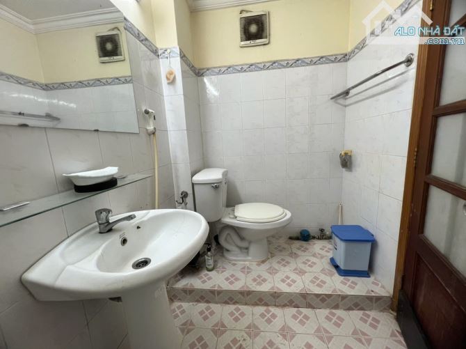 Chung cư Trương Quyền, Phường 6,Quận 3:70m2,2p ngủ,1wc,NT, 10tr - 7