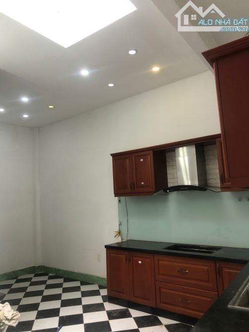 Nhà 100m2 ngay chợ Tam Hà, 2pn sẵn máy lạnh, hẻm oto - 1