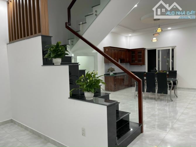 Chính chủ kẹt tiền bán gấp nhà 110m2 SHR đường Đinh Đức Thiện gần chợ Bình Chánh - 2