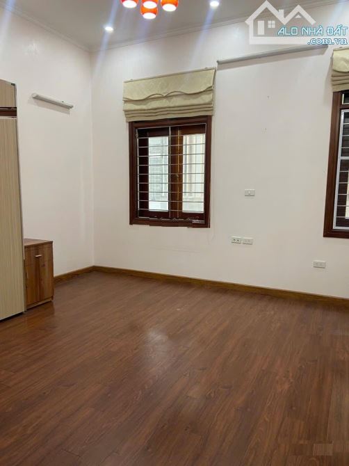 Cho thuê nhà ngõ 100 Hoàng Quốc Việt, diện tích 80m2 x 4 tầng mặt tiền 5m, đường  rộng 8m - 1