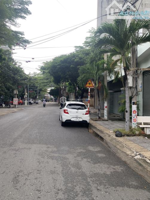 BĂN CĂN NHÀ KHU NỘI BỘ ĐỐI DIỆN NHÀ THI ĐẤU ĐA NĂNG KHU VỰC GẦN BIỂN Ở HOẶC KINH DOANH
