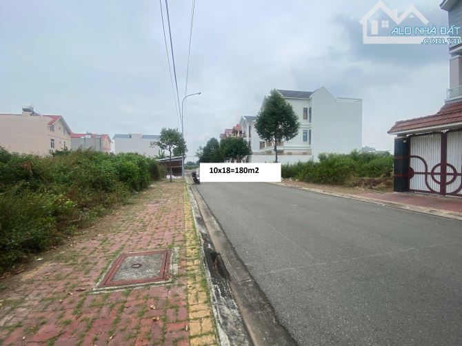 Bán đất khu Biệt Thự Phước Sơn Phường 11 , VT , DT 180m2 giá 7.4 tỷ tốt nhất thi trường