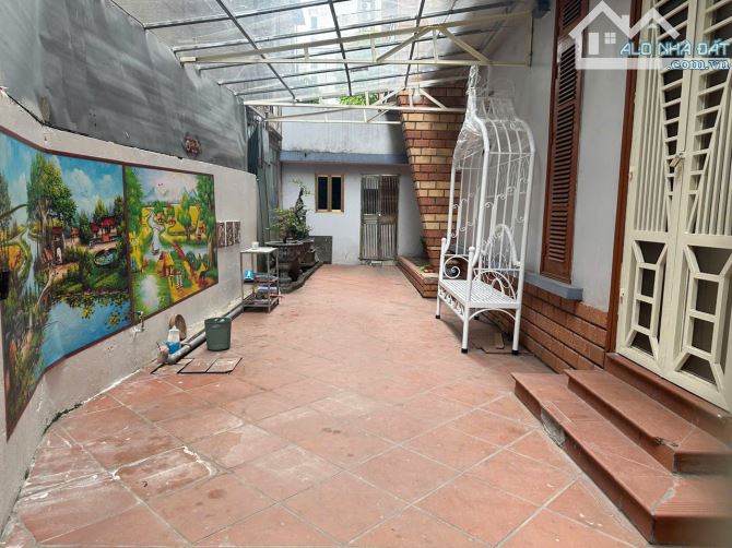 Cho thuê nhà riêng khu phân lô Kim Ngưu, Thanh Nhàn, ô tô vào sân.