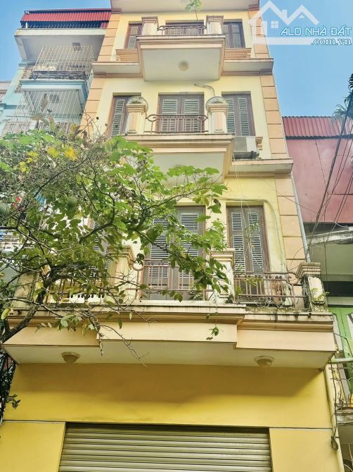 Phân lô Hoàng Cầu, ô tô tránh, sát Quận ủy, khu vip, 42m 5 tầng 4.4m mặt, Giá 16.3 tỷ.