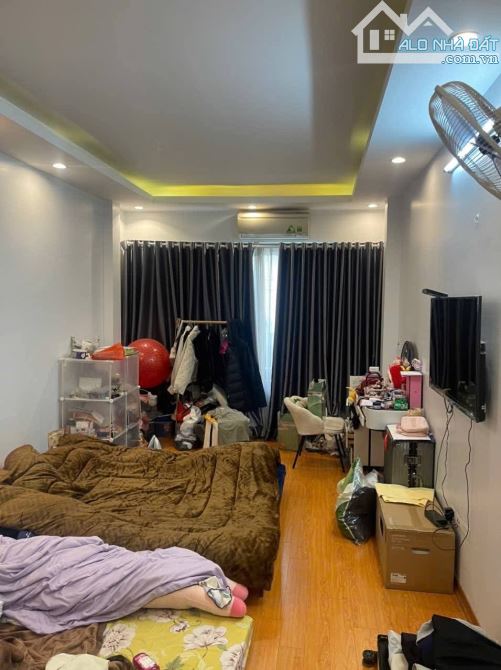 Bán Nhà Việt Hưng: Dân xây 38m2 5 tầng 2 thoáng, ngõ nông rộng chỉ hơn 4 tỷ