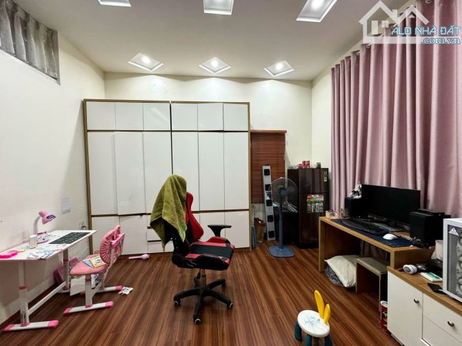 nhà dòng tiền thu gần 1 tỉ.năm kim giang, quận thanh xuân, ôtô vào nhà 145Mx6TxMT6,3m 20ti