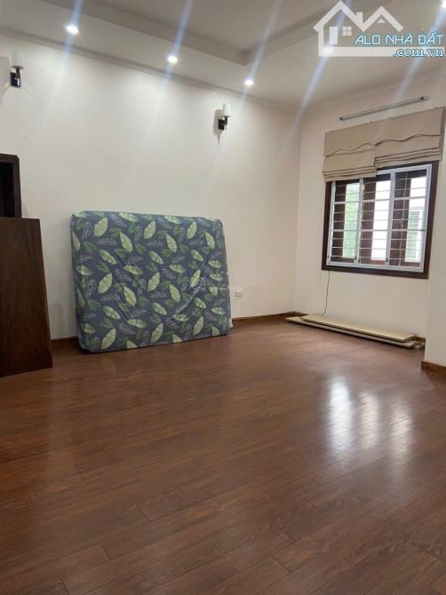 Cho thuê nhà ngõ 100 Hoàng Quốc Việt, diện tích 80m2 x 4 tầng mặt tiền 5m, đường  rộng 8m - 2