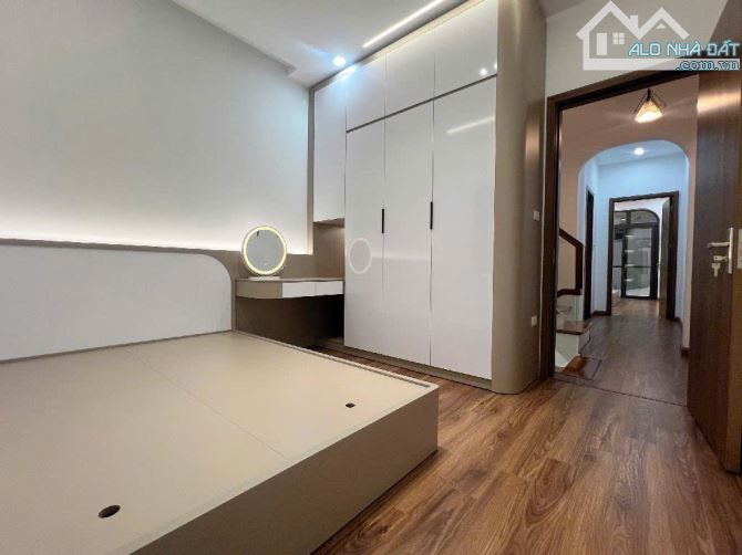 Bán Nhà Đê La Thành Nhỏ, 35m², Gần Phố, Ngõ Nông, Nhà Mới Đẹp, Ở Luôn, 7.7 Tỷ - 1