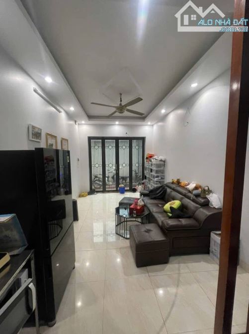Bán Nhà Việt Hưng: Dân xây 38m2 5 tầng 2 thoáng, ngõ nông rộng chỉ hơn 4 tỷ - 1