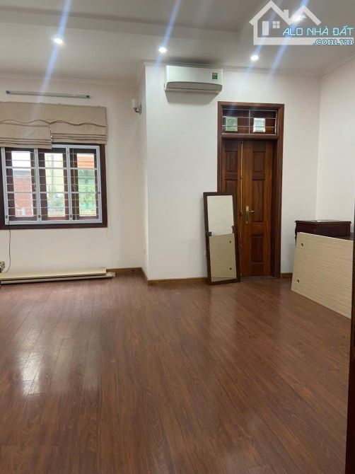 Cho thuê nhà ngõ 100 Hoàng Quốc Việt, diện tích 80m2 x 4 tầng mặt tiền 5m, đường  rộng 8m - 3