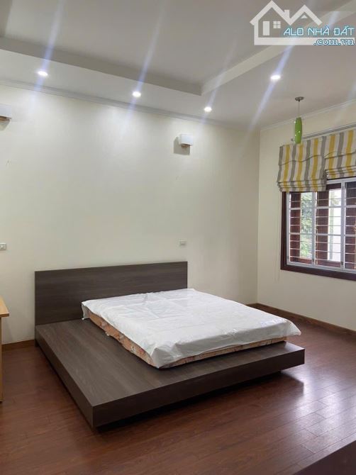 Cho thuê nhà ngõ 100 Hoàng Quốc Việt, diện tích 80m2 x 4 tầng mặt tiền 5m, đường  rộng 8m - 4