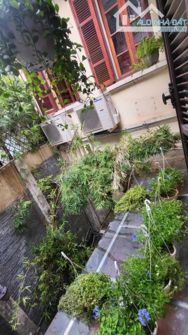 Mặt phố lô góc trung tâm quận Hoàn Kiếm, 3 mặt thoáng, vỉa hè, sổ vuông đét, có sẵn GPXD - 2