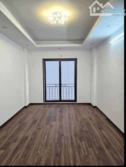 4.6 tỷ/30 m2/5 tầng mới / thạch bàn/ nguyễn văn linh