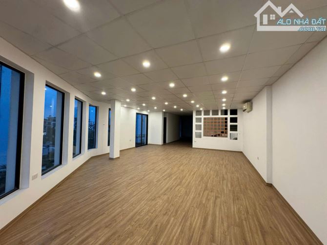 Cho thuê nguyên căn nhà mặt phố Giang Biên - 90m², lô góc, kinh doanh đỉnh🎊🎊