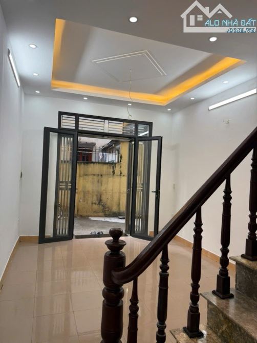 BÁN NHÀ KIM GIANG 40 M2 - 4 TẦNG- Ô TÔ GẦN NHÀ - 3 BƯỚC RA PHỐ