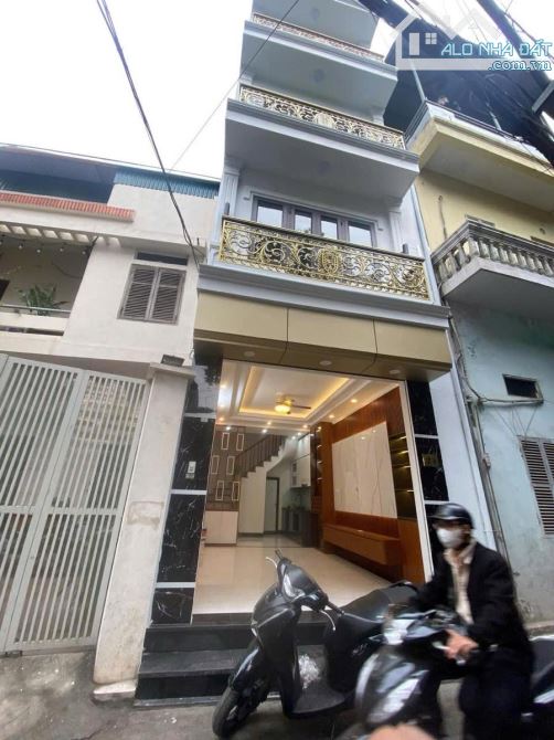 Bán Nhà Phố Hoàng Mai:30M2,5 tâng,3 PN Giá 7,3 tỷ