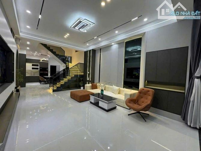 NHÀ 4 TẦNG HÀNG HOT khu VIP HÒA XUÂN sát SÔNG HÀN: 100m² 5mx20m 4 PN 5 WC