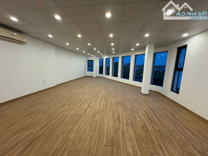 Cho thuê nguyên căn nhà mặt phố Giang Biên - 90m², lô góc, kinh doanh đỉnh🎊🎊 - 1