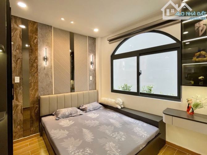 LUXURY HOUSE - Hẻm xe hơi - Phan Xích Long - 5 Tầng Sân thượng - 4 PN Master - chỉ 7,35 tỷ - 4