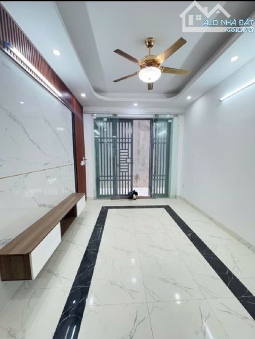 4.6 tỷ/30 m2/5 tầng mới / thạch bàn/ nguyễn văn linh - 9