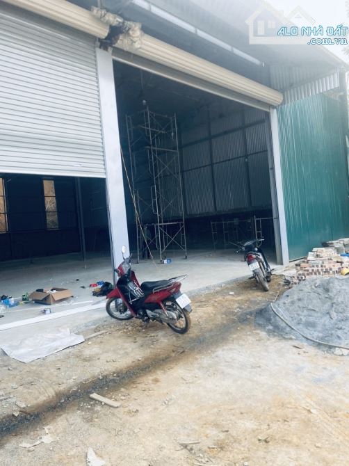 Cho thuê 700m2 nhà xưởng dựng mới tt chúc sơn