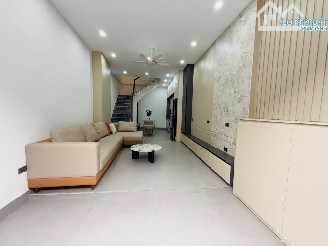 Nhà đẹp nội thất xịn vị trí trung tâm ngõ phố Bát Khối Long Biên DT 36m2 . Giá 5.85 tỷ
