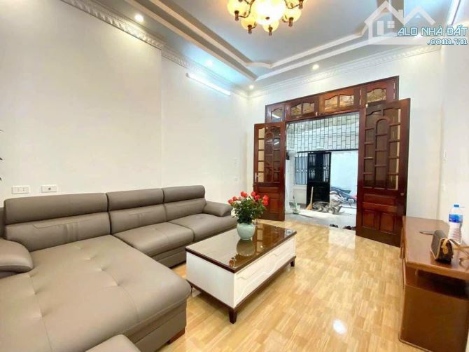 BÁN NHÀ TRUNG KÍNH_CẦU GIẤY:40M2_4 TẦNG_MẶT TIỀN 4M_2 THOÁNG. GIÁ 12 TỶ