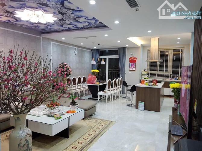 Bán chung cư 62 Nguyễn Huy Tuởng, Thanh Xuân, 175m2, siêu vip 4 ngủ, 4wc, 4 ban công, nhỉn