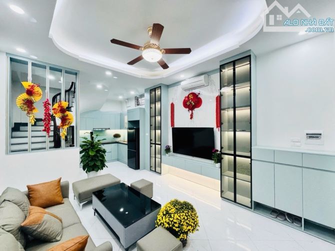 Vip Hoàng Cầu, 32m2 x 5 tầng, cách phố 10m, trước nhà rộng thoáng, xây mới, chào 8 tỷ