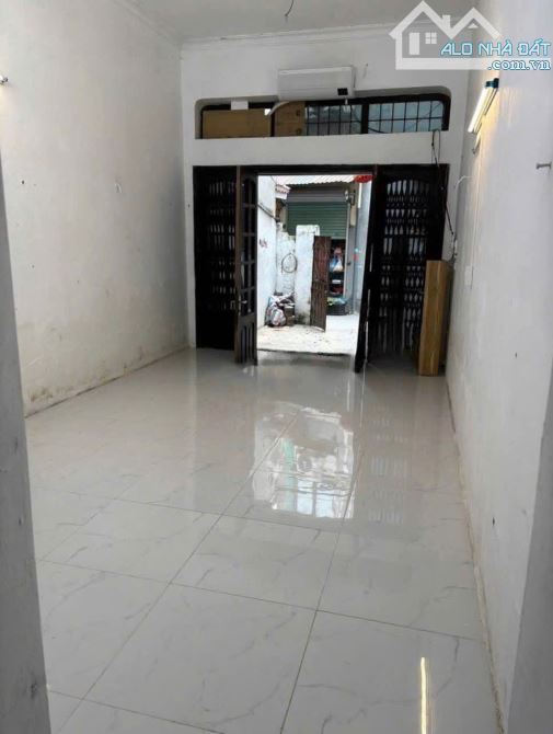 Cho thuê nhà nguyên căn ngõ 162 Đông Thiên, chỉ 6 Triệu, 80m2 (có khoảng sân rộng) 2 ngủ - 1