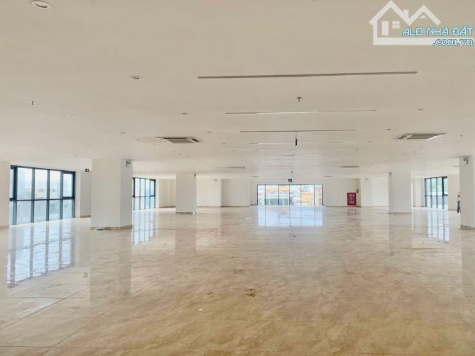 Cho thuê văn phòng sàn 1.100m2, giá thuê: 312.000đ/m2, hầm xe cực rộng. LH: OFFICE DANANG - 1