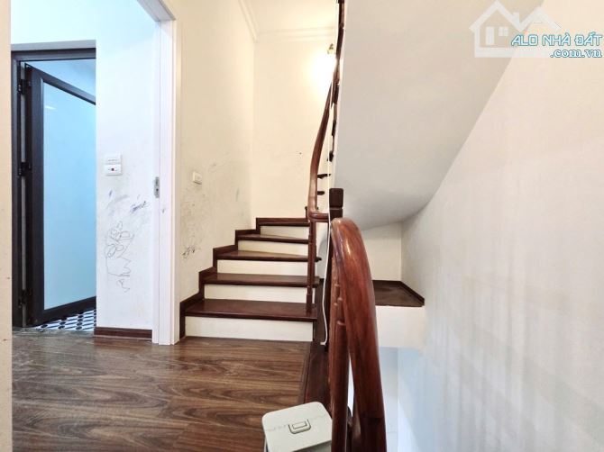 NAM TỪ LIÊM -LÔ GÓC 37m² - Ô TÔ DỪNG ĐỖ NGÀY ĐÊM - Ở SƯỚNG -GIÁ 6.x - 2