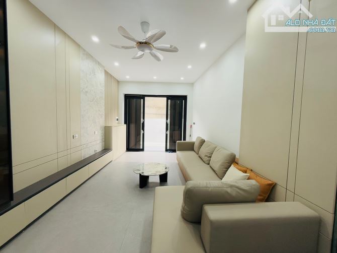 Nhà đẹp nội thất xịn vị trí trung tâm ngõ phố Bát Khối Long Biên DT 36m2 . Giá 5.85 tỷ - 2