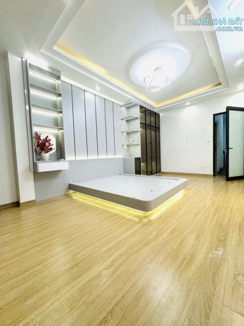 Bán nhà Nguyễn Văn Cừ. 42m2. Mt 3,7m. Oto ngủ trong nhà. Giá hơn 10 tỷ - 2