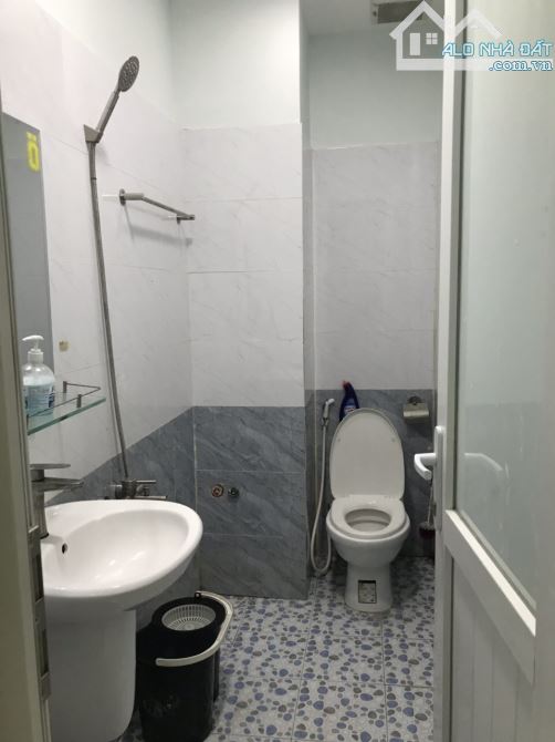 Cho thuê nhà nguyên căn MT đường TRẦN HƯNG ĐẠO Q5 (4,5 x 23m) 3 tầng, KD tự do... - 3