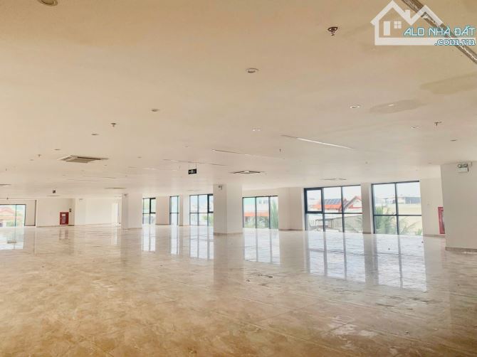 Cho thuê văn phòng sàn 1.100m2, giá thuê: 312.000đ/m2, hầm xe cực rộng. LH: OFFICE DANANG - 4