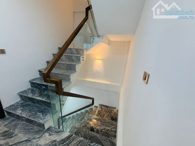 Nhà đẹp nội thất xịn vị trí trung tâm ngõ phố Bát Khối Long Biên DT 36m2 . Giá 5.85 tỷ - 7