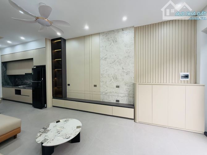 Nhà đẹp nội thất xịn vị trí trung tâm ngõ phố Bát Khối Long Biên DT 36m2 . Giá 5.85 tỷ - 9